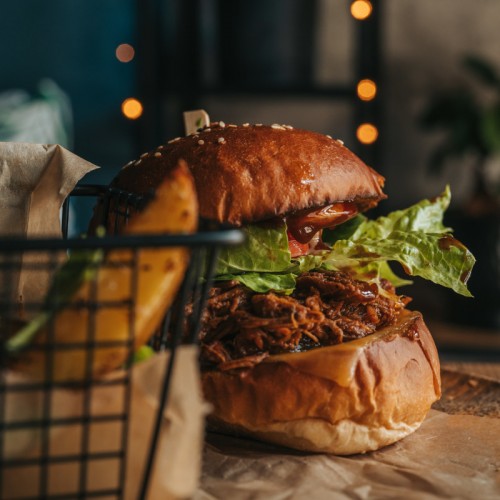 Burger z szarpaną wołowiną